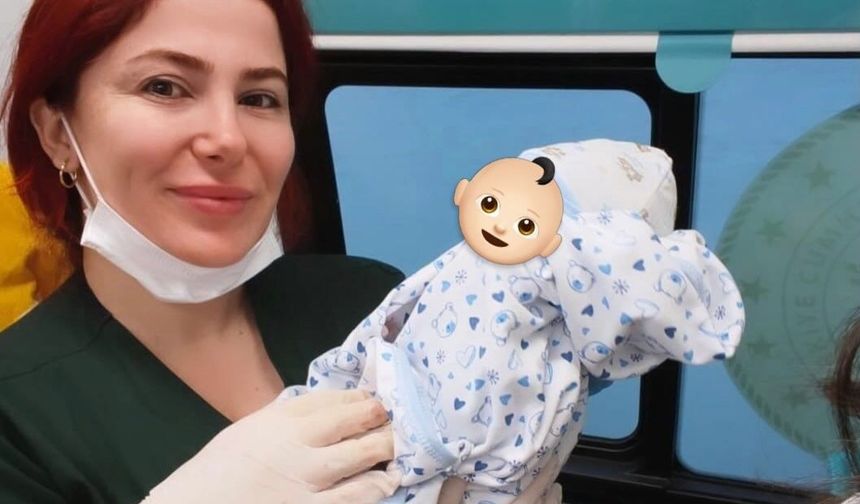 Hastaneye sevk edilen hamile kadın ambulansta doğum yaptı