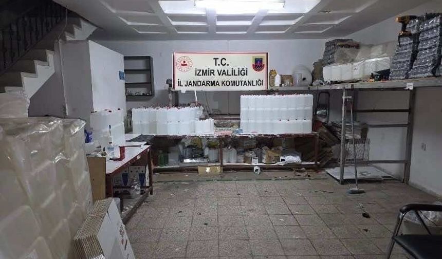 İzmir'de 2.5 milyon TL'lik kaçak alkol ve tütün operasyonu: 14 şüpheliye işlem