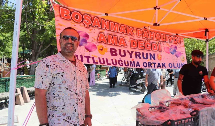 Karaman'da 11 yıllık evliliği sona eren gurbetçi, lokma dağıtarak boşanmasını kutladı
