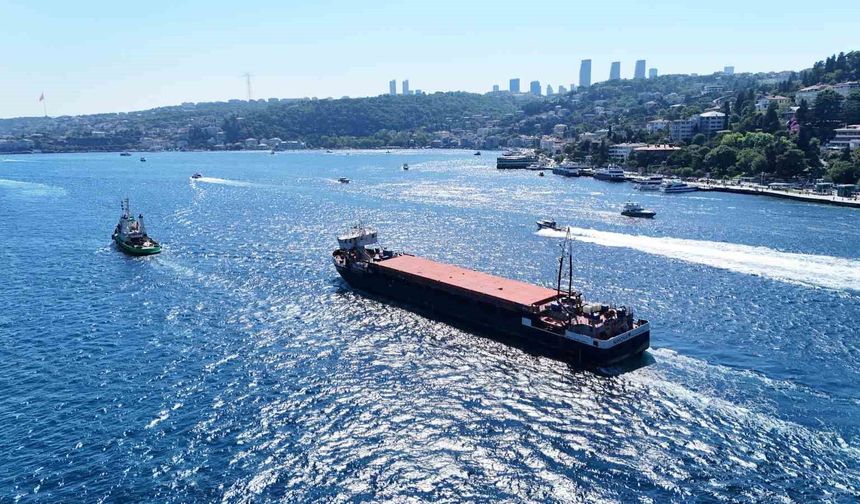 Karasu'da karaya oturan dev gemi İstanbul Boğazı'ndan geçti