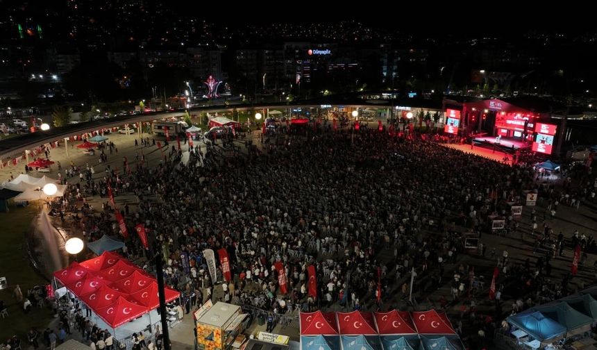 Kocaeli'de on binler Milli İrade Meydanı'nı doldudu