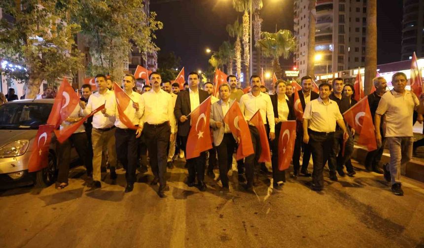 Kozan'da vatandaşlar Türk bayrakları ile 15 Temmuz'un yıldönümünde meydanlarda