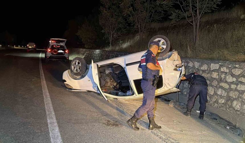 Otomobil İstinat duvarına çarparak takla attı: 2 yaralı