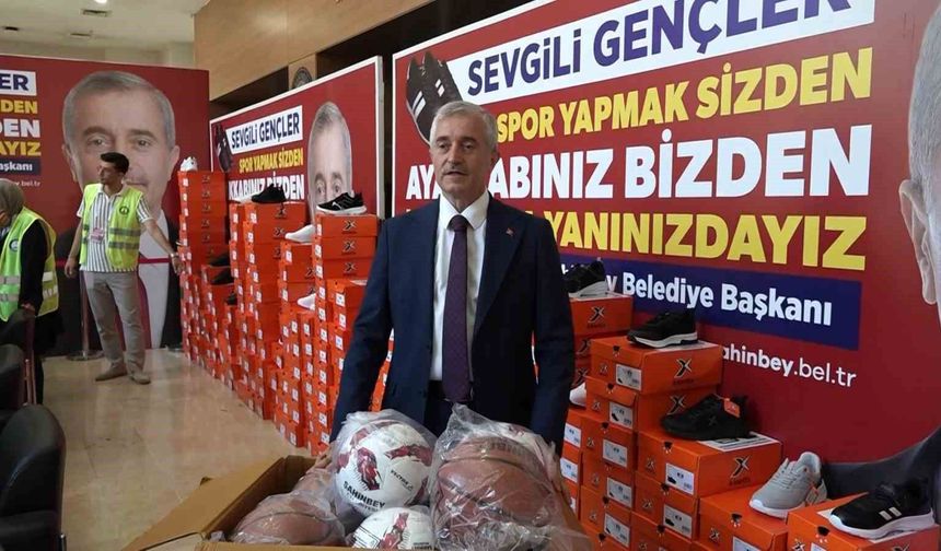 Şahinbey'de öğrencilere spor ayakkabı dağıtma geleneği devam ediyor