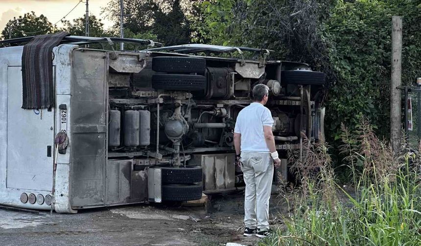 Tır ile çarpışan işçi midibüsü devrildi: 13 yaralı