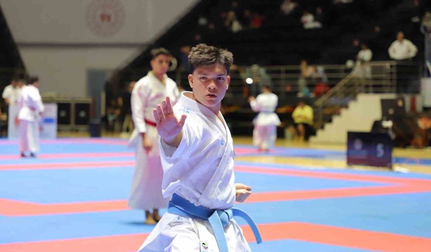 Samsun'da bin 247 karate sporcusunun madalya mücadelesi