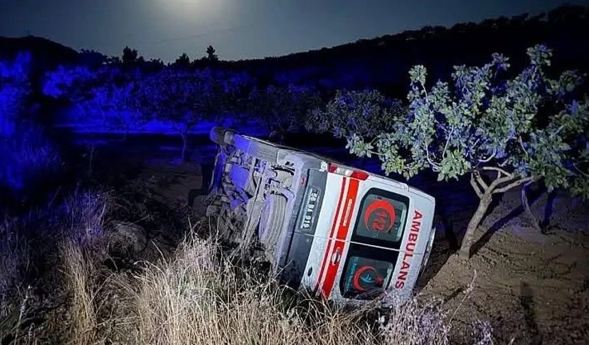 Siirt'te sağlıkçılar devrilen ambulansta kazayı yara atmadan atlattı