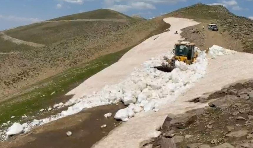 Temmuz ayında karla mücadele devam ediyor