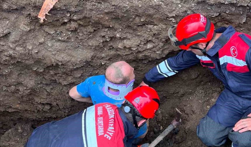 Trabzon'da belden aşağısı toprak altında kalan işçiyi itfaiye ekipleri kurtardı