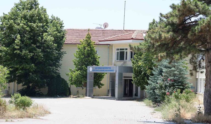 Vandallar, eski fizik tedavi merkezinin duvarlarına sprey boyalarla yazı yazdı