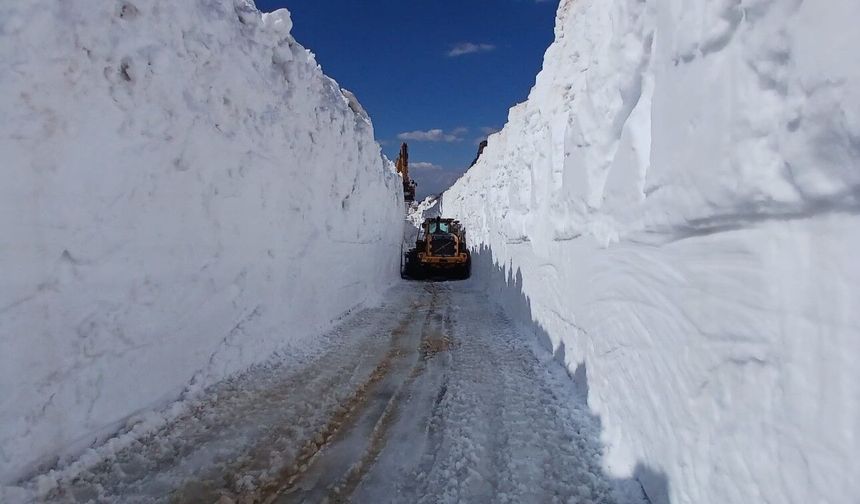 Yüksekova'da temmuz ayında 7 metrelik kar tünelleri: İş makinesi içinde kayboldu