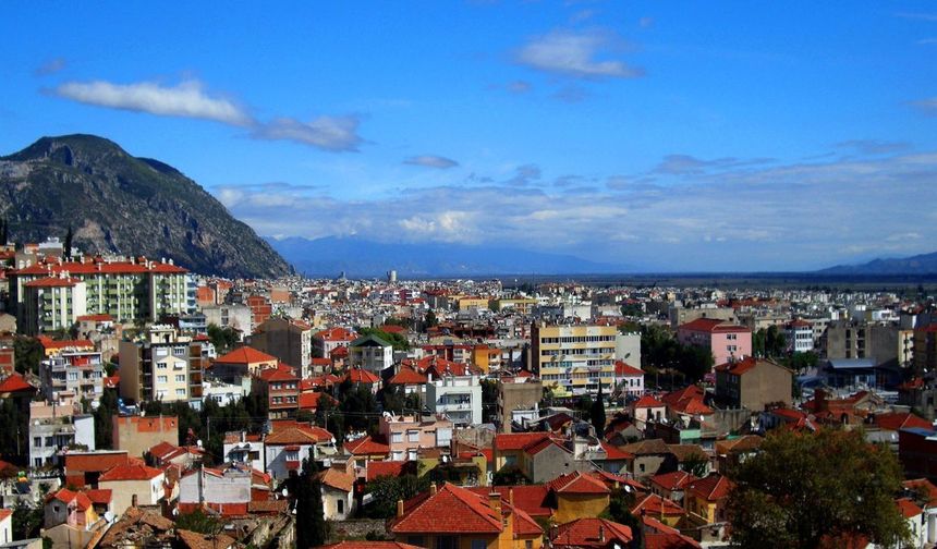 Sultanhisar İlçesinde Kırmızı Altın Olarak Bilinen Üründe Erken Hasat Yüzleri Güldürdü