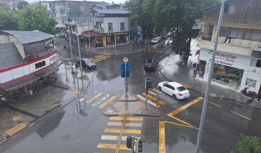 Beklenen yağış şehri vurdu: Sakarya kırmızı-turuncu alarmda!
