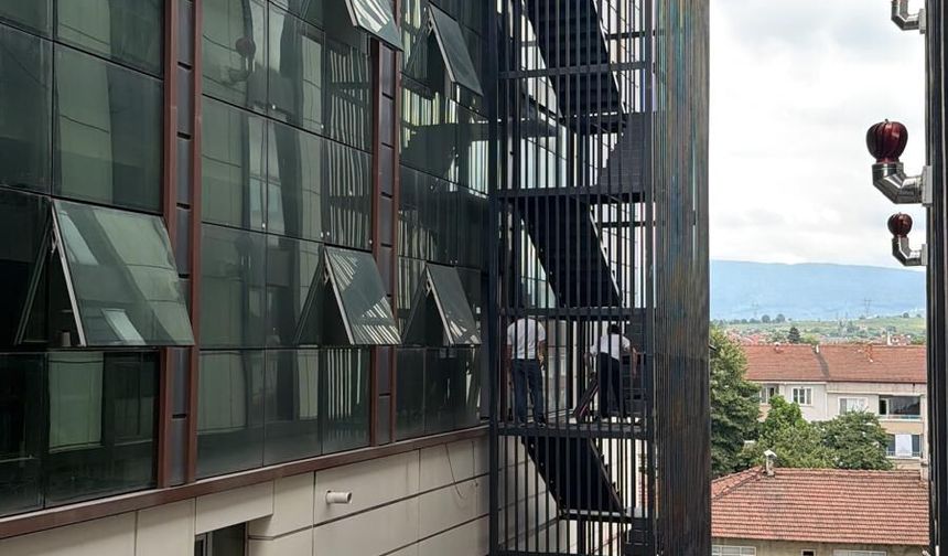 Hendek’te "Gecekondu" usulü yangın merdiveni!