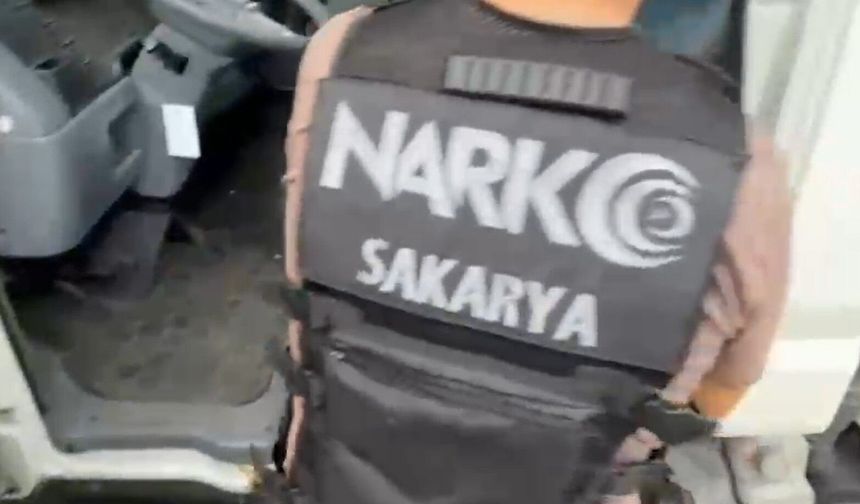 Sakarya’da uyuşturucu sevkiyatına geçit yok: Otobanda kıskıvrak yakalandılar!
