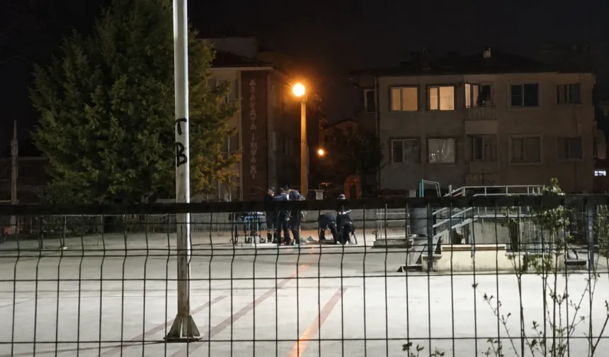 Okul bahçesinde kanlı kavga: 2 genç bıçaklandı!