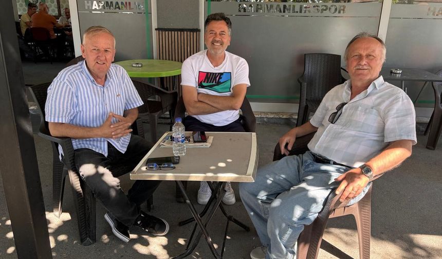 Harmanlık Spor Kulübü Lokali'nde futbol sohbetleri bir başka oluyor..