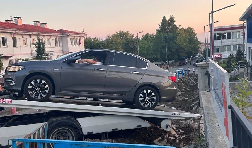 Başkan Püsküllü kızınca, tapu müdürlüğünün önünü kazdırdı
