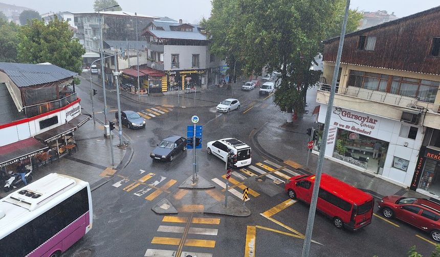 Valilik ve Meteoroloji uyarmıştı: Sakarya'da sağanak alarmı!