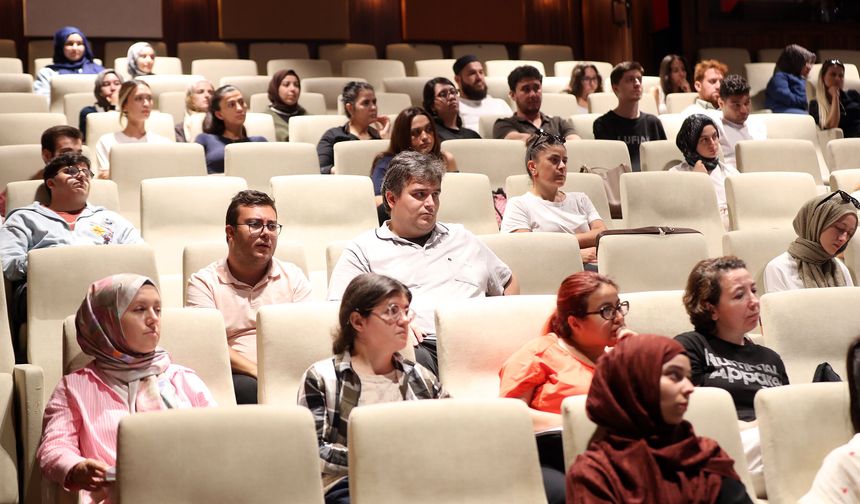 Büyükşehir’in KPSS adayları için destek programı AKM’de başladı