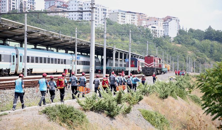 Kocaeli'de 3 ilden ekiplerin katılımıyla hızlı tren kazası tatbikatı yapıldı