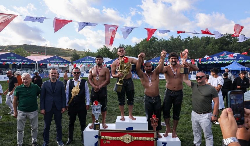 11. Arnavutköy Yağlı Güreşleri'nde başpehlivan Sakaryalı Serdar Yıldırım oldu