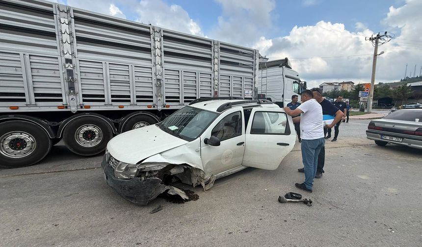SUV ile otomobil çarpıştı: Kaza anı güvenlik kamerasına yansıdı