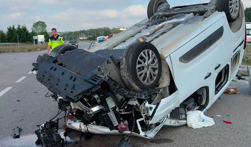 Hafif ticari ile otomobil çarpıştı, biri takla attı biri refüje çıktı: 2 yaralı