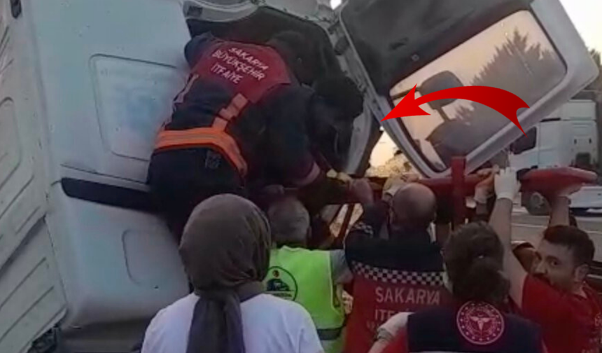 Tır önce akaryakıt istasyonu duvarına sonra refüje çarptı: 1 ölü, 1 yaralı