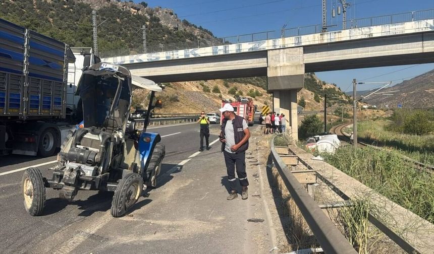 Tır, traktöre çarptı:2 yaralı