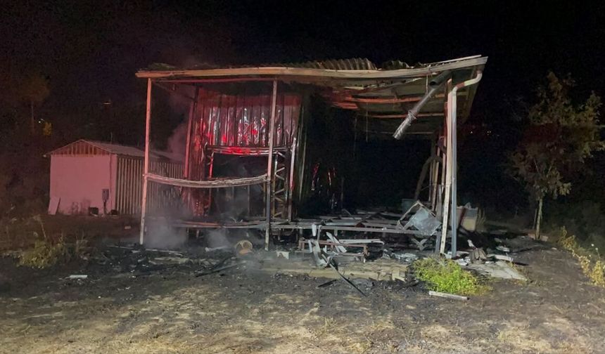 Geyve'de çıkan yangında prefabrik ev kullanılamaz hale geldi