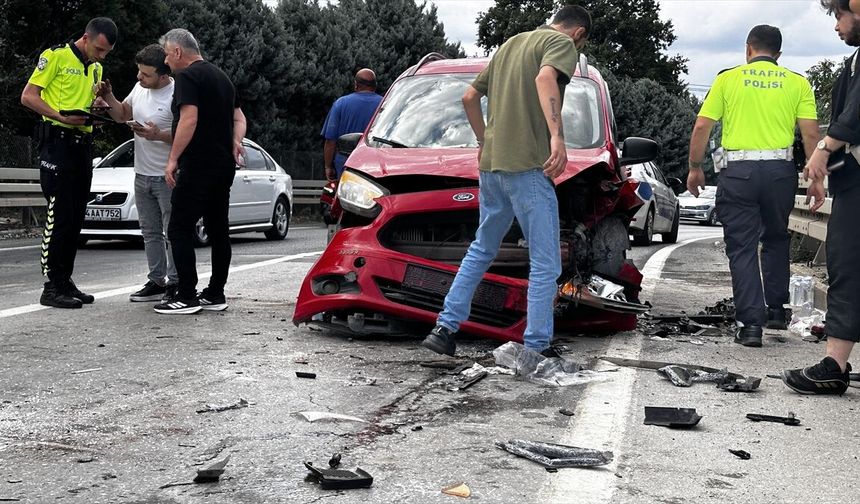 Sakarya'da otomobil ile hafif ticari aracın çarpıştığı kazada 2 kişi yaralandı