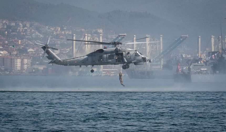 SAT ve SAS komandolarının TEKNOFEST Mavi Vatan'daki gösterileri ilgiyle izlendi