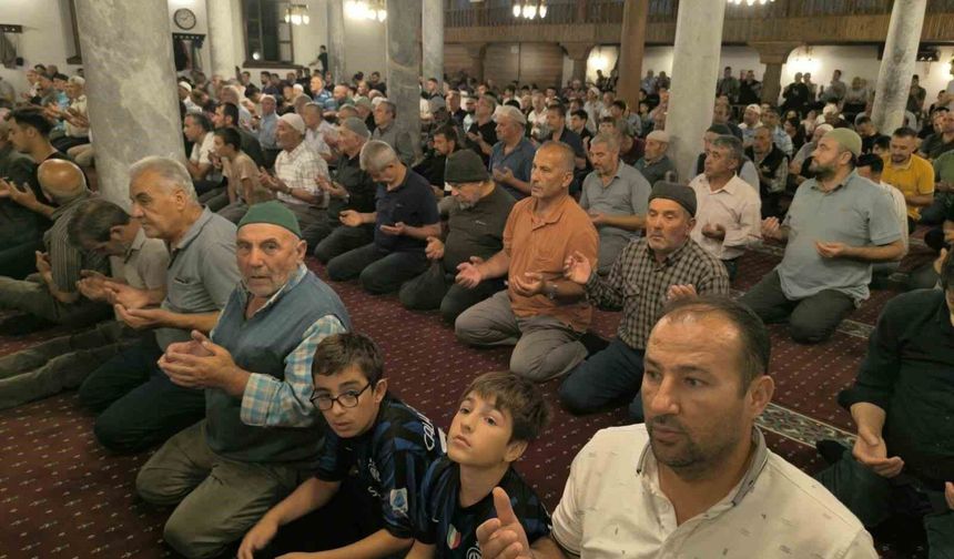Afyonkarahisar'da Mevlid Kandili huşu içerisinde geçti
