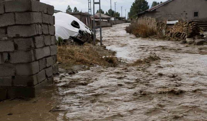 Ağrı'da sağanak sonrası sel meydana geldi