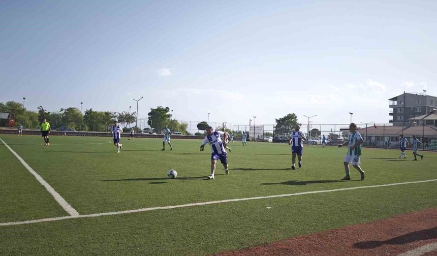 Ahlat'ta 40 yaş üstü şöhretler futbol turnuvası