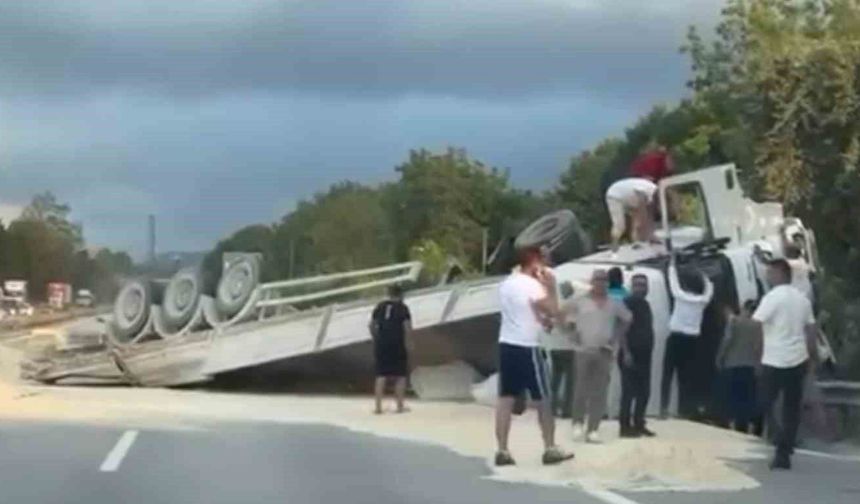 Anadolu Otoyolu'nda kum yüklü tır devrildi