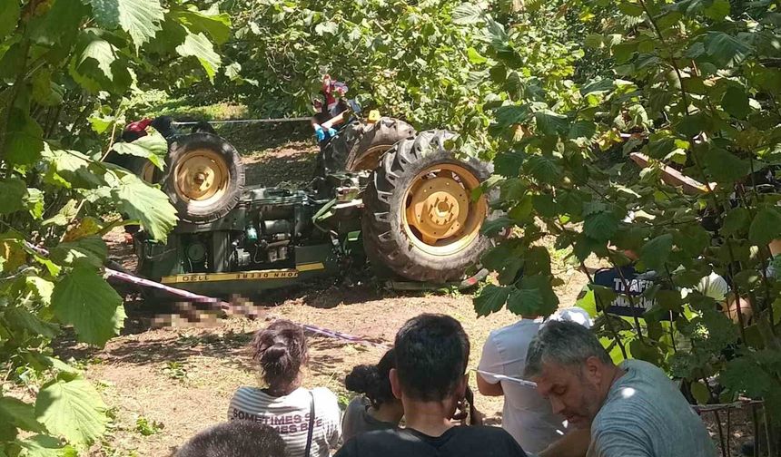 Bahçede eşinin yanına gittiği sırada devrilen traktörün altına kalarak öldü