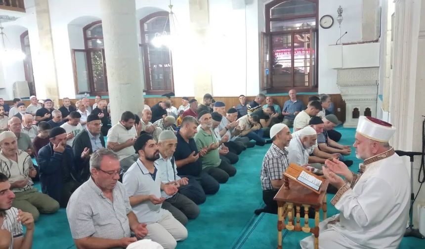 Bayburt'ta Mevlit Kandili tüm camilerde dualarla idrak edildi