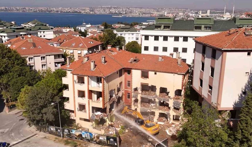 Büyükçekmece'de 4 bloktan oluşan 48 bağımsız konutun yıkımı başladı