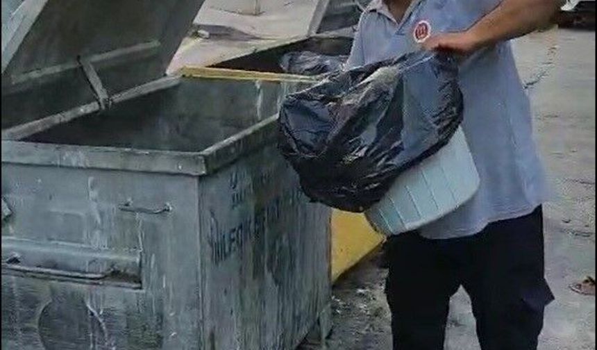 Çöp konteynırı tutuştu, temizlik işçisi anında müdahale etti