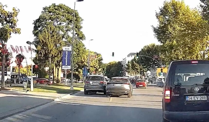 Faciaya davetiye çıkardı: Trafiğin yoğunluğuna aldırmadan makas attı