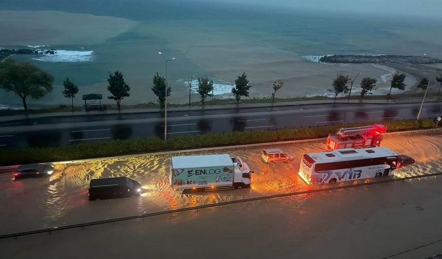Giresun'da sağanak yağış Karadeniz Sahil Yolu'nu suyla doldurdu