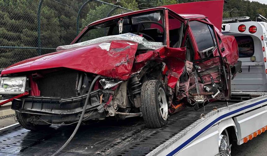 Hafif ticari ile çarpışan otomobil hurdaya döndü: 2 yaralı
