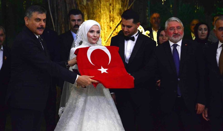 İçişleri Bakanı Çiftçi, AK Parti Çorum İl Başkanı'nın oğlunun düğününe katıldı
