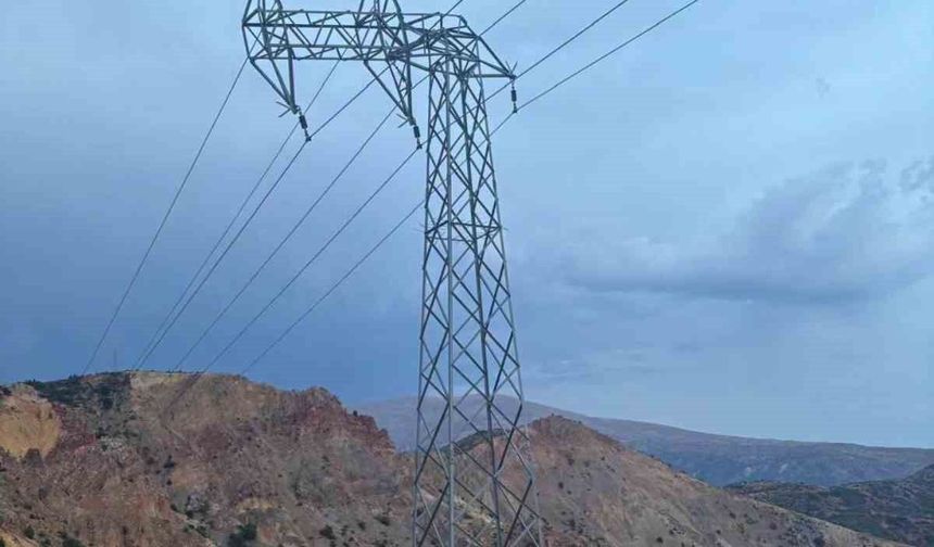 Kemaliye'de fırtına nedeniyle 8 köyde elektrik kesintisi