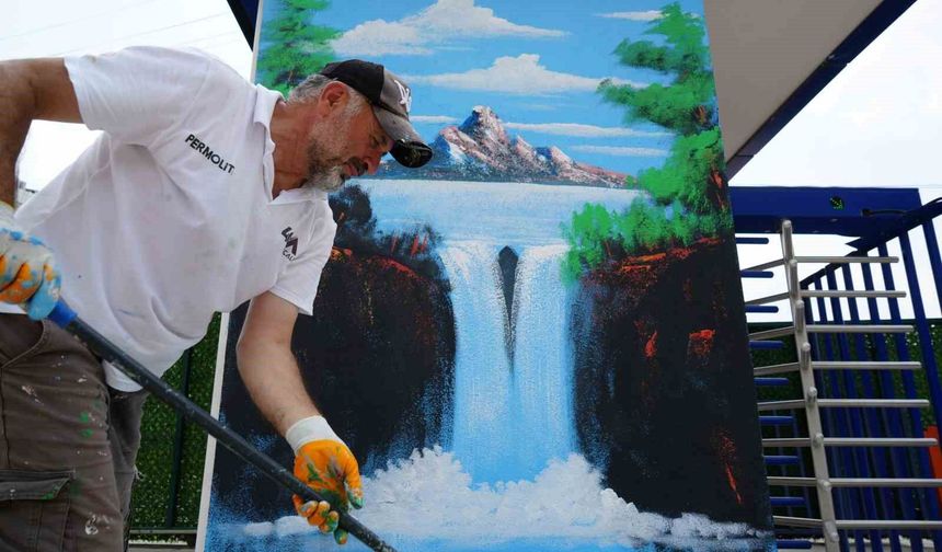 Kocaeli'nin 'Bob Ross'u sokakları renklendiriyor