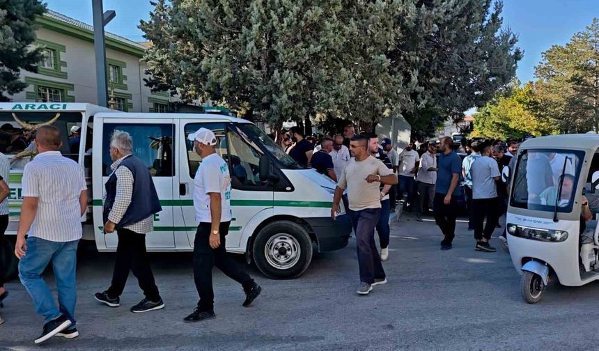 Kuyuda temizlik yaparken elektrik akımına kapılarak ölen genç toprağa verildi