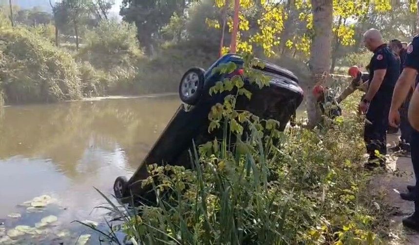 Otomobil dereye uçtu: Sürücü hayatını kaybetti