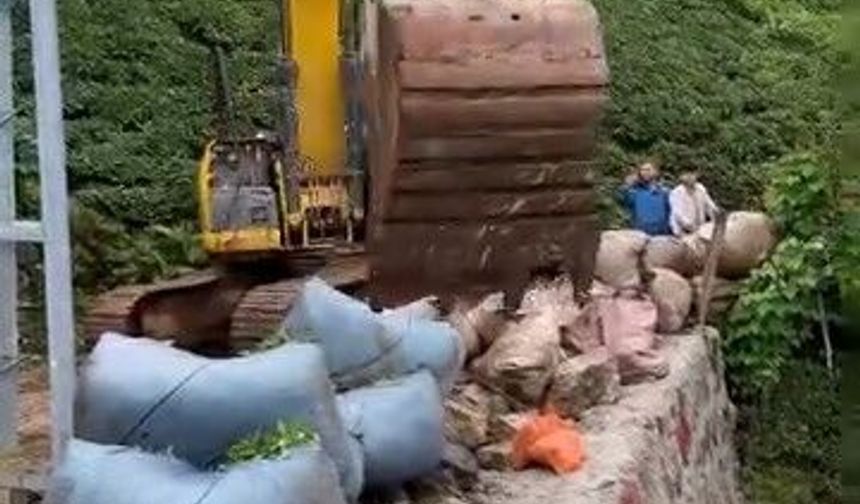 Rize'de iş makinesiyle 'çay taşıma operasyonu'